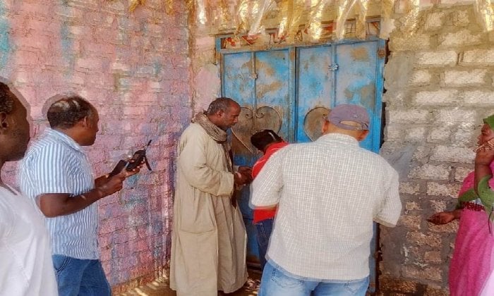 إغلاق 35 محلًا وكافيه غير مطابق في أسوان