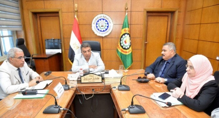 اجتماع محافظ الدقهلية: صوب حل مشكلات المزارعين وتأمين الأسمدة