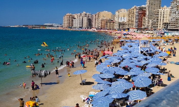 الإسكندرية تستقبل الزوار رغم لهيب الصيف