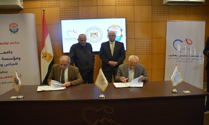 تعاون جامعة أسوان ومؤسسة مجدي يعقوب لتعزيز جراحات القلب في الصعيد