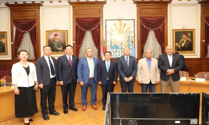 تعزيز التعاون الدولي: استقبال محافظ القاهرة لوفد رفيع من الصين