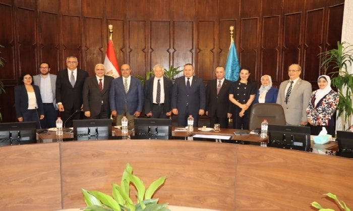 تعزيز التعاون بين البحث العلمي والصناعة: نقاشات رئيس جامعة الإسكندرية مع الوفد المصري الإيطالي