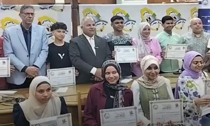 تكريم أوائل الإعدادية في الفيوم: مكافآت مالية وجولات سياحية للتميز العلمي