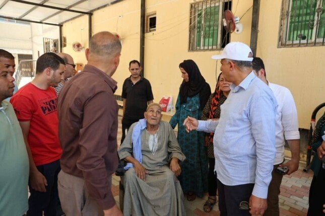تكريم عم منصور: محافظ المنيا يهدي كرسيًا كهربائيًا لمساهمته في خدمة المجتمع