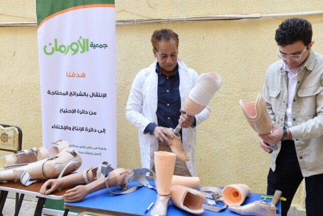 توزيع أجهزة طبية لمساعدة المحتاجين في قرى بني سويف