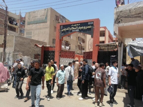 جدل لغوي: كلمة «موقوتة» تثير نقاشات بين طلاب الثانوية الأزهرية بالشرقية عند الترجمة للإنجليزية