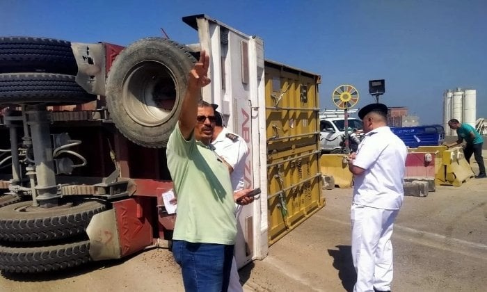 حادثة انقلاب تريلا تثير الفوضى على الطريق الإقليمي بالمنوفية