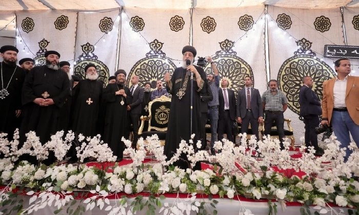 حفاوة جماهيرية كبيرة بزيارة البابا تواضروس للكنيسة في العصافرة