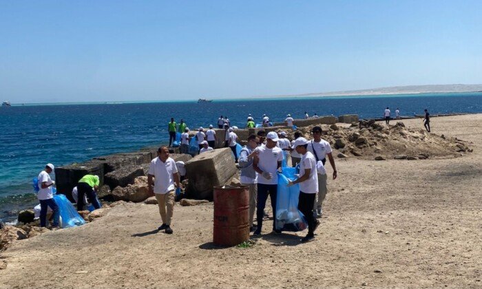 حملة تنظيف بشاطئ فلفلة: جهد جمعية البيئة للحفاظ على جمال البحر الأحمر