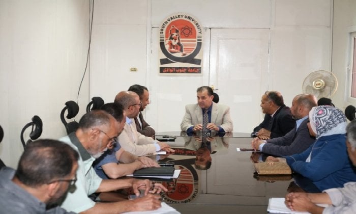 رئيس جامعة جنوب الوادي يستعرض استراتيجية تحسين الخدمات الطبية لأعضاء الجامعة