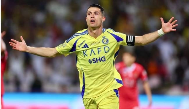 رونالدو في طريقه لتجديد عقده مع النصر