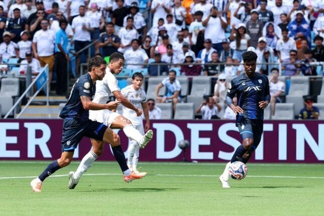 ريال مدريد يتفوق على باتشوكا بهدفين رغم النقص العددي