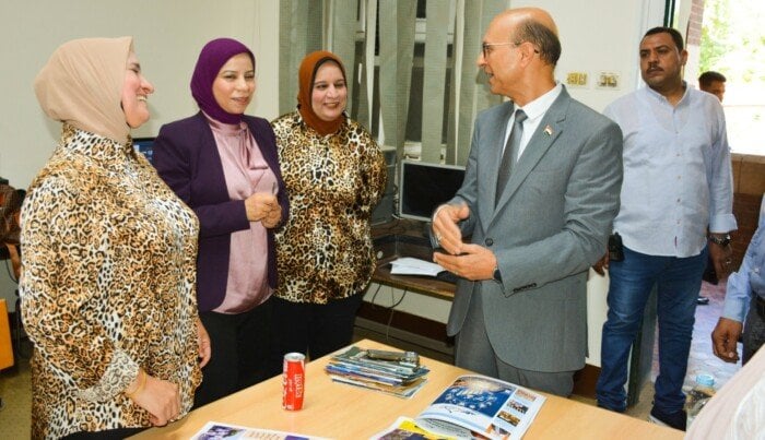 زيارة غير متوقعة من رئيس جامعة أسيوط لدعم طلاب الإعلام أثناء تحكيم مشاريع التخرج