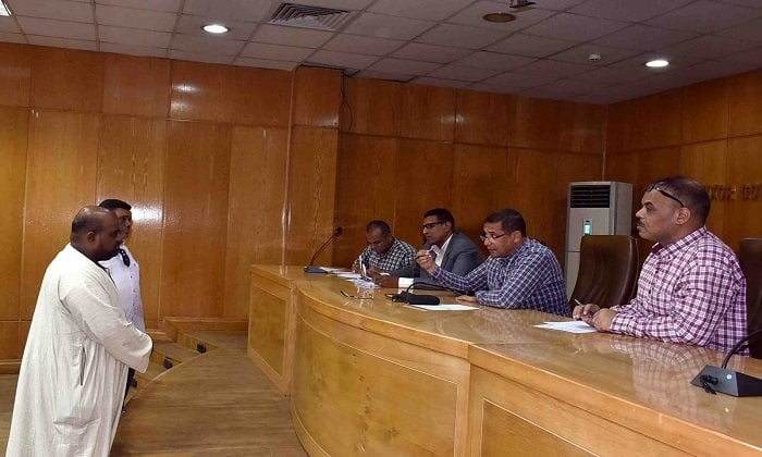 سكرتير عام الأقصر يلتقي المواطنين لحل شكاواهم بسرعة