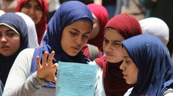 طالبة تتجاوز تحديات الإعياء لتنهي امتحان اللغة الإنجليزية في الفيوم