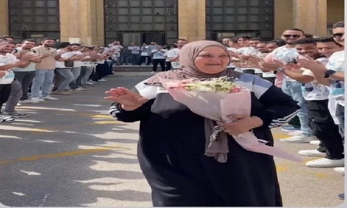 طلاب الإسكندرية يكرّمون عاملة الكلية بممر شرفي مؤثر