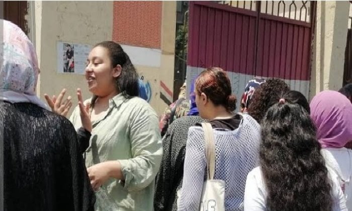 طلاب الثانوية العامة بأسوان يعبرون عن ارتياحهم بعد أول امتحان: تحديات للمتفوقين