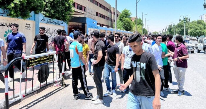 طلاب الثانوية بأسيوط: تحديات النحو وضيق الوقت تثير الشكاوى