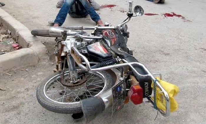 مأساة تصادم: شاب يفقد حياته ونجله يتعرض للإصابة في الفيوم