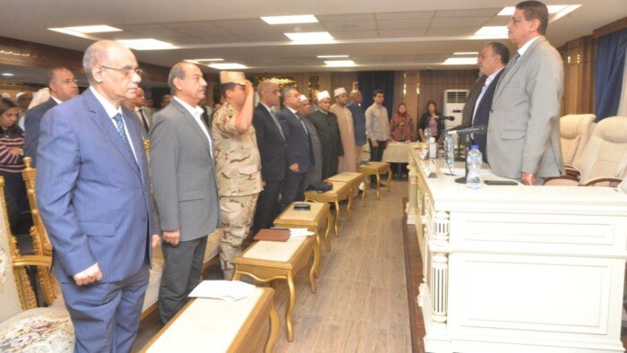 محافظ أسيوط يستعرض مشروعات تنموية جديدة خلال اجتماع المجلس التنفيذي