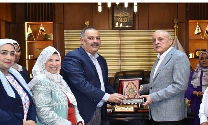 محافظ الأقصر يستعرض أسطول السيارات الحديثة ويفتتح مركز تصنيع معدات السلامة المهنية