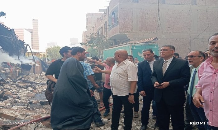 محافظ الجيزة يراقب جهود إخماد حريق مخزن دهانات في البراجيل