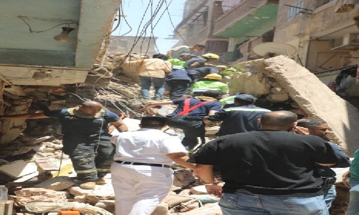 محافظ القاهرة يراقب جهود الإنقاذ عقب انهيار عقار في حدائق القبة ويوجه بتقديم الرعاية الصحية للمصابين