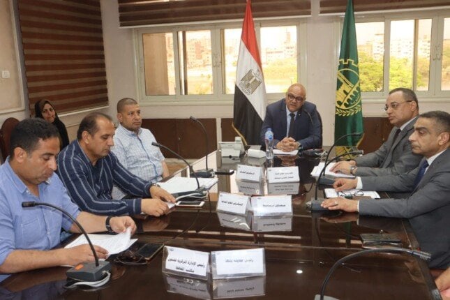محافظ القليوبية يستعرض طلبات الإعلانات لتعزيز الموارد المالية
