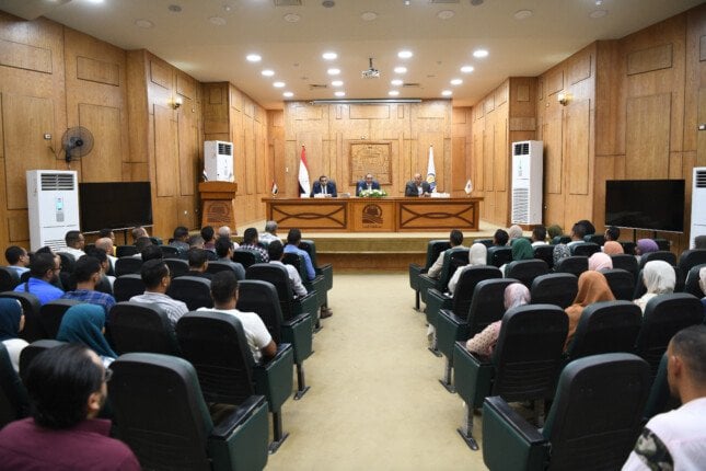 محافظ قنا: تعزيز الاستثمار من خلال تسهيلات ودعم مستمر للمستثمرين
