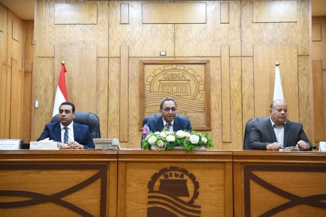 محافظ قنا يشجع المهندسين الجدد على العمل بروح الفريق لخدمة المجتمع
