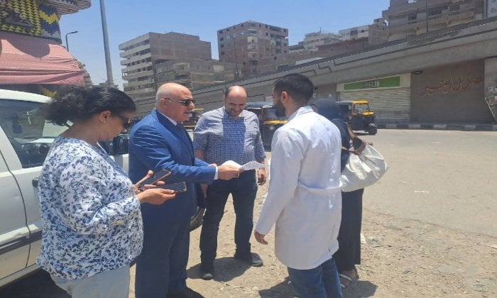 مدير صحة القليوبية يتابع حملة طرق الأبواب في شبرا الخيمة