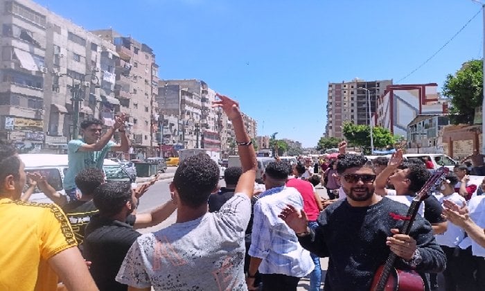 أفراح الإسكندرية: طلاب الثانوية يحتفلون بنجاحهم بفرحة الطبل والرقص