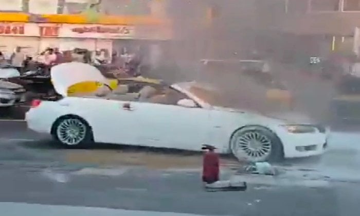 إخماد حريق سيارة على طريق الكورنيش بالإسكندرية