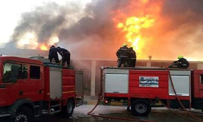 إطفاء حريق يلتهم مصنع تدوير القمامة القديم في الشرقية