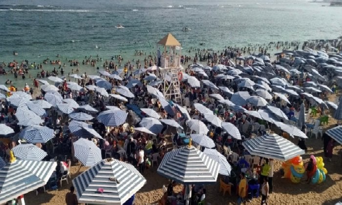 إقبال جماهيري غير متوقع على شواطئ الإسكندرية: المندرة وبحري ممتلئين بالزوار