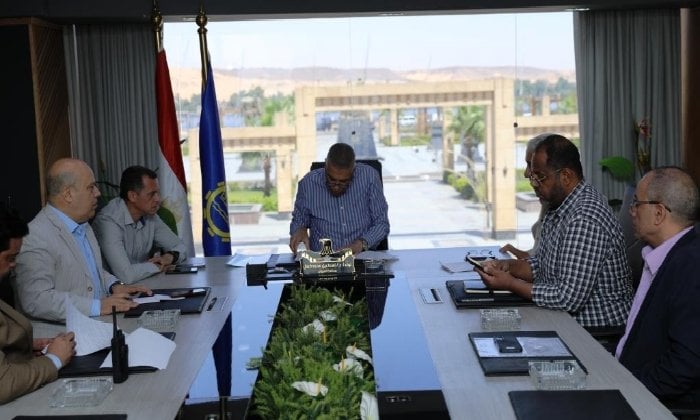 اجتماع لبحث أوضاع طلاب مدرسة التمريض بأسوان