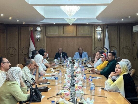 اجتماع لمواجهة تحديات الأمراض الصيفية في قنا
