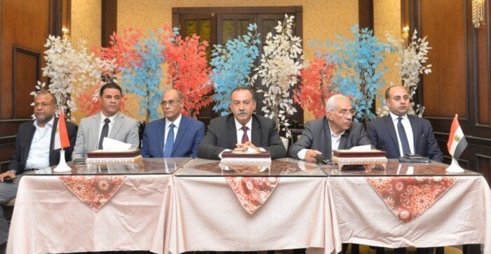 اجتماع محافظ أسيوط مع إدارة نادي أسيوط لتعزيز الأنشطة الرياضية