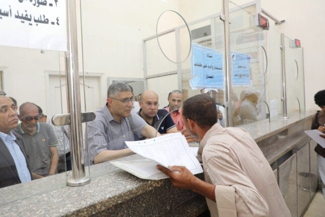 استماع محافظ الجيزة لشكاوى المواطنين خلال جولة في مركز الصف التكنولوجي
