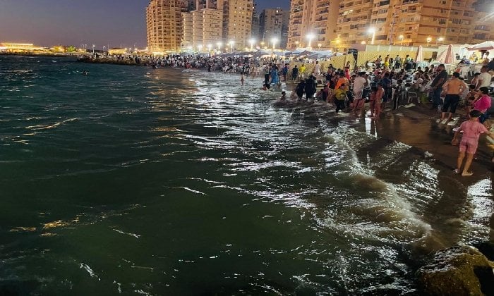 البدء بتطبيق قرار منع السباحة في البحر بعد المواعيد الرسمية في الإسكندرية