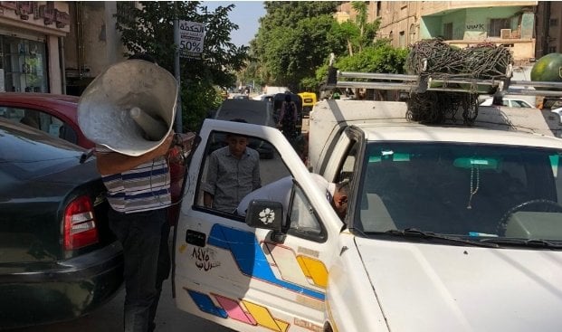 الغضب يأتي بالصوت: مصادرة ميكروفون بائع جائل في طلخا