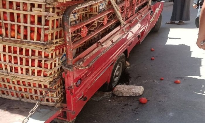 انهيار أرضي يدهش العصافرة بسقوط سيارة في مشهد مفاجئ