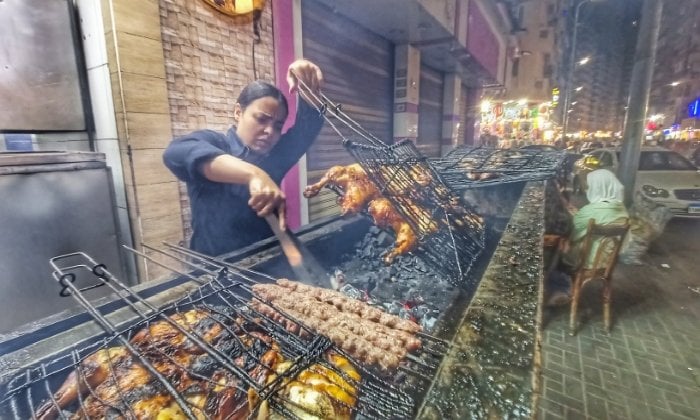 بسنت: رحلة التحدي والن success في عالم الشواء بالإسكندرية