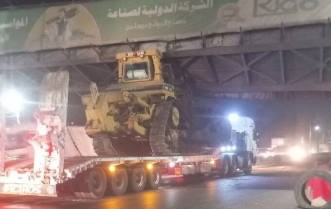 تصادم شاحنة ثقيلة يؤدي لانهيار جزئي لكوبري المشاة في طوخ