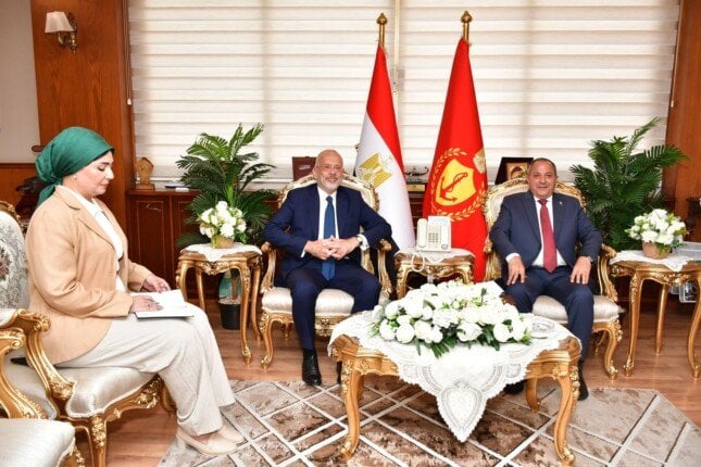 تعزيز العلاقات: محافظ بورسعيد يلتقي سفير اليونان في القاهرة