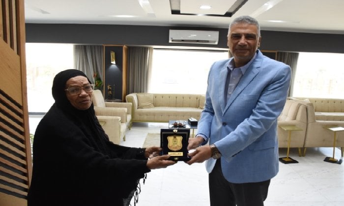تكريم فاطمة علي: رمز محاربة الأمية في أسوان