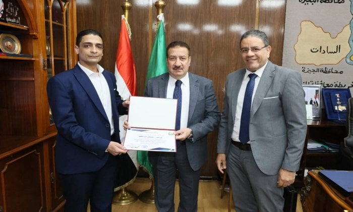 تكريم مدير مستشفى شبين الكوم لجراحات المتخصصة من قبل محافظ المنوفية