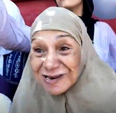 جدة صائمة تصمد أمام أشعة الشمس بانتظار حفيدتها في لجنة الثانوية العامة