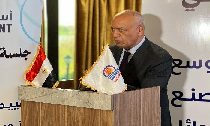 جلسة تشاور حول الأثر البيئي لتوسعات مصنع أسمنت النهضة مع محافظ قنا ومصطفى بكرى