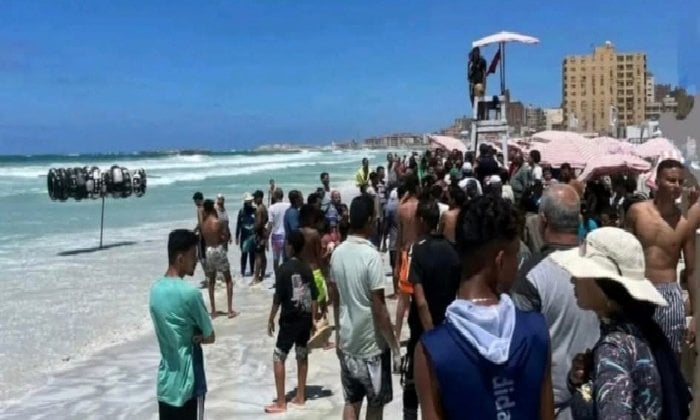 جهود متواصلة لاستعادة جثمان غريق شاطئ شهر العسل بالإسكندرية